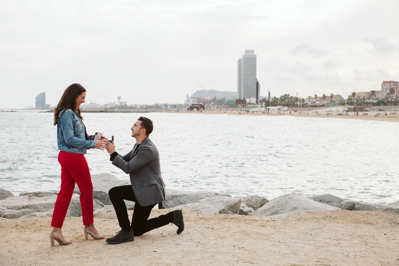 Marriage proposal at the beach in Barcelona | Natalia Photography